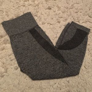Forever 21 women’s gray mesh detail Capri active leggings S